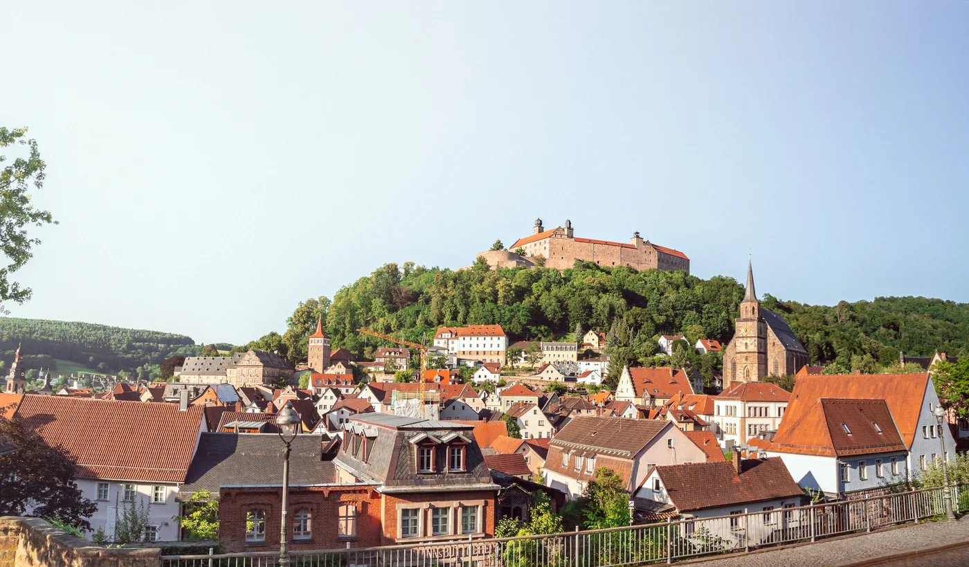 Panoramablick auf Kulmbach und die Plassenburg in Oberfranken, Bayern — Geburtsstadt von Hans Wilsdorf, dem Rolex-Gründer