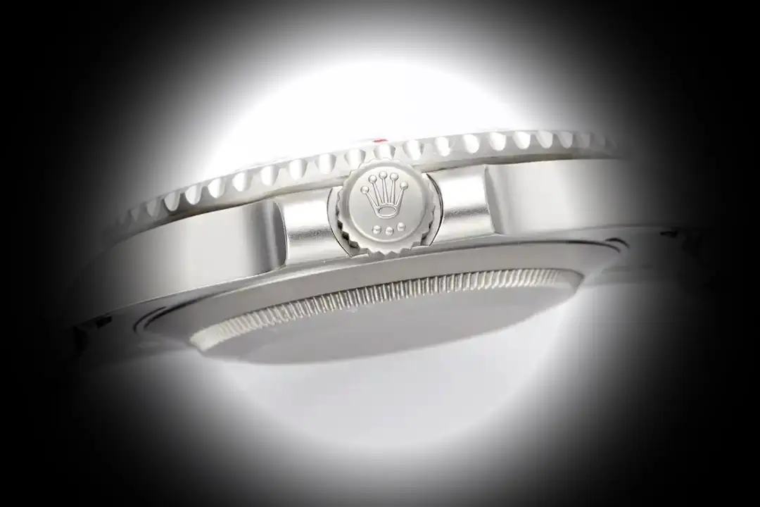 Rolex Submariner 116610LN Schweizer Klon 40mm — Krone und Gehäuse Detail