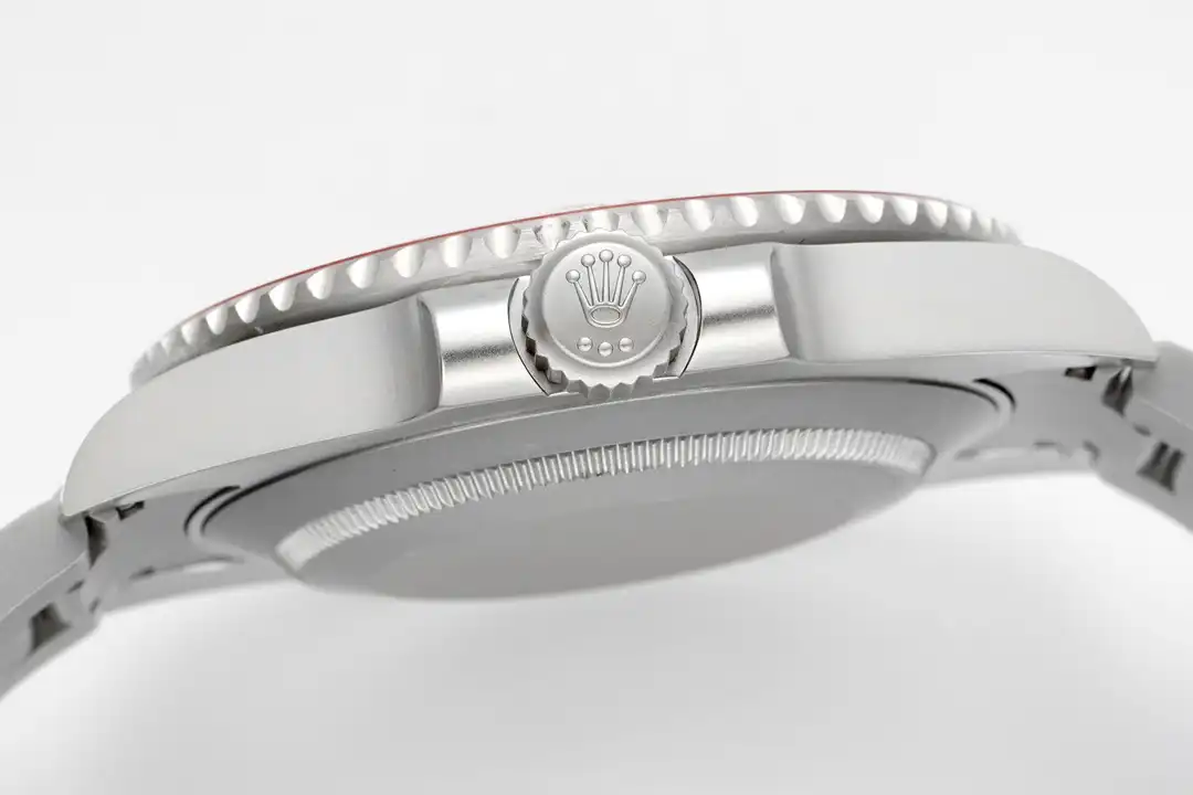 Rolex Submariner 116610LN Super Clone Replica 40mm — Krone und Gehäuse Detail