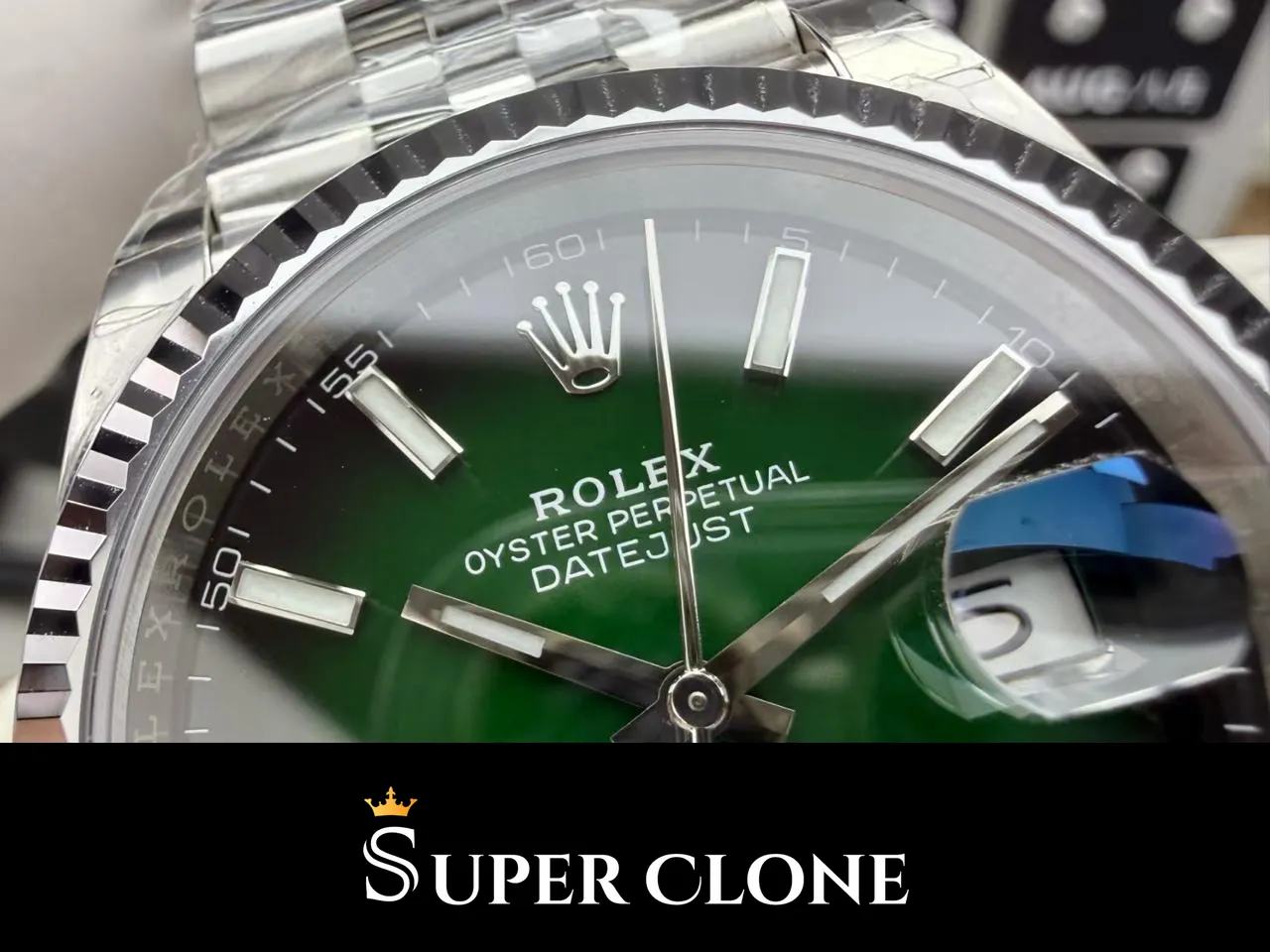 Zifferblatt-Makro der Datejust 126334 Replica: Stab-Indizes, Kronenlogo und Rolex-Schriftzug auf grünem Lack