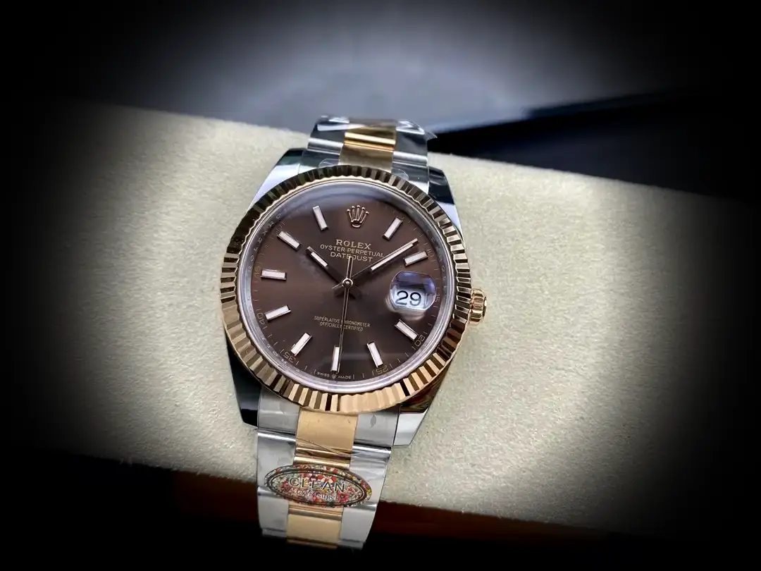 Rolex Datejust m126331 Schweizer Klon 41mm — Handgelenksaufnahme