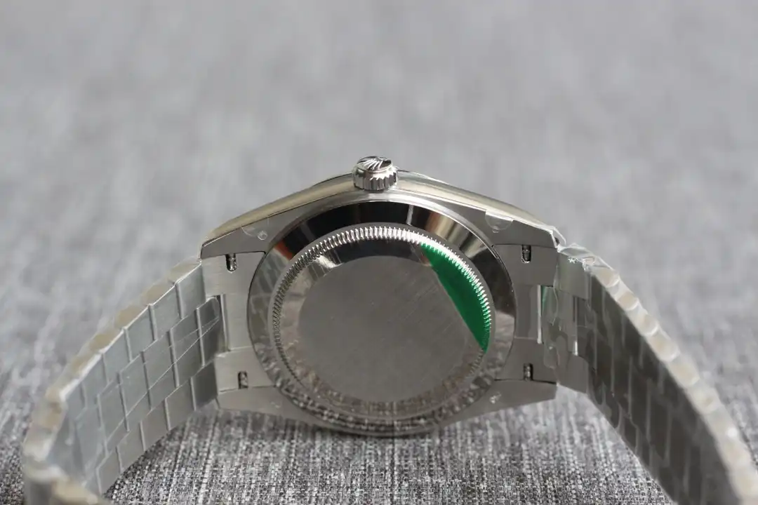 Day-Date 41985 Nachbau Zifferblatt in eisblau — Schrägansicht