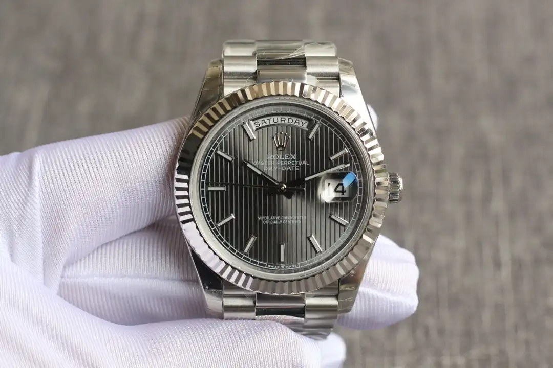 Rolex Day-Date 41985 Klon 36mm — Handgelenksaufnahme