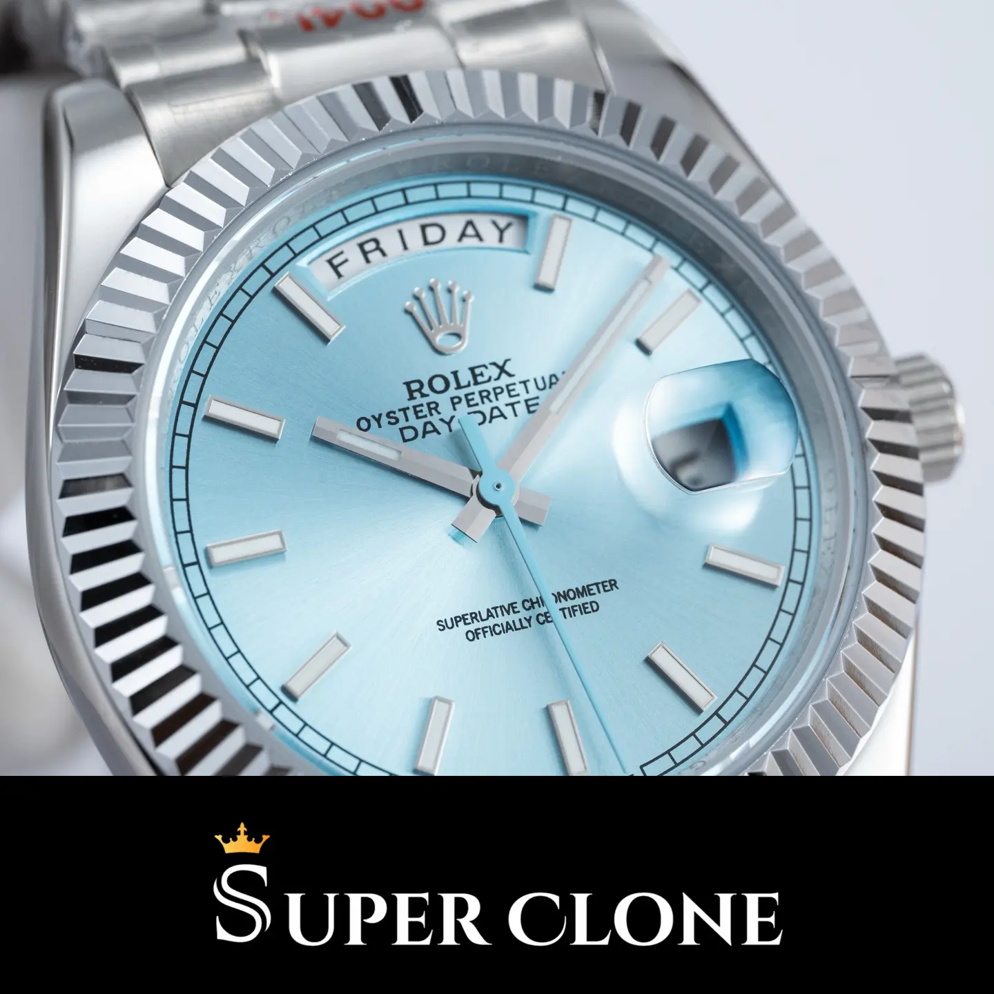 Day-Date 128206 mit geriffelter Lünette und eisblauem Zifferblatt, Schrägansicht