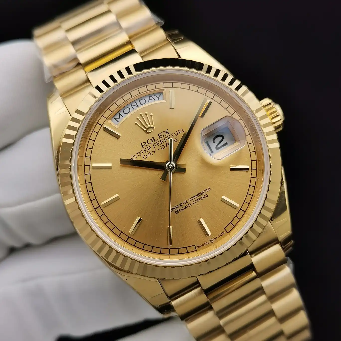 Rolex Day-Date 41985 Klon 36mm — Handgelenksaufnahme