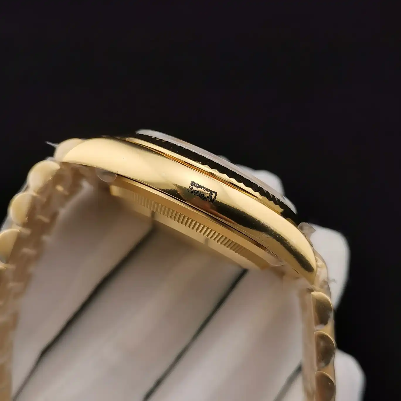 Rolex Day-Date 41985 Nachbau Zifferblatt in gold — Lünette-Makro