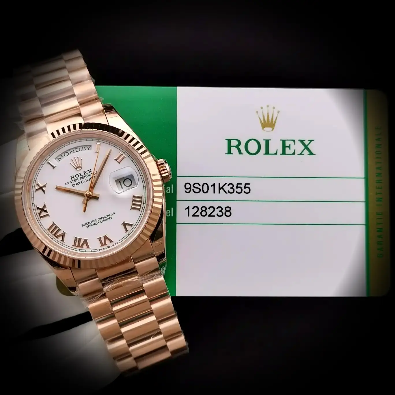 Rolex Day-Date 41985 Schweizer Klon Zifferblatt in weiß — Schrägansicht