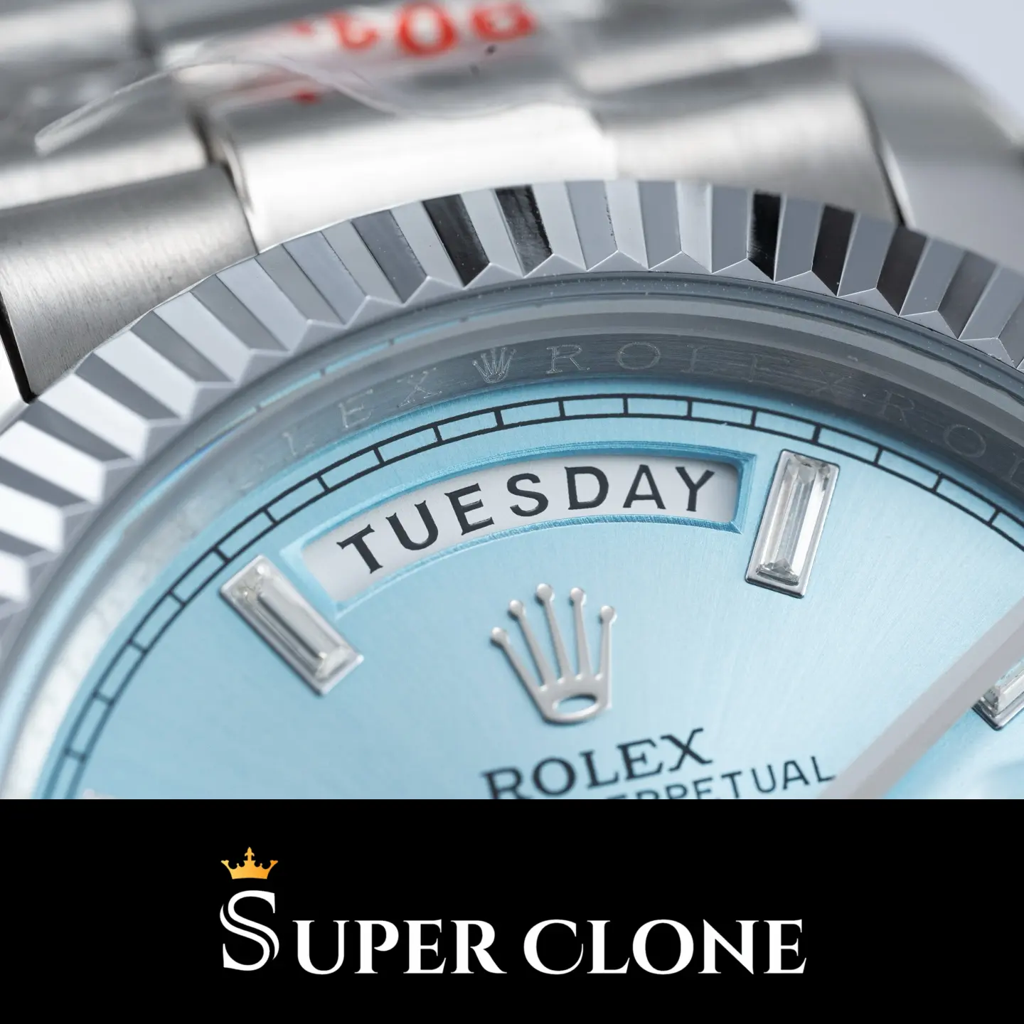 Profilansicht der Day-Date 228206 Hommage mit President-Armband in platinfarbener Optik