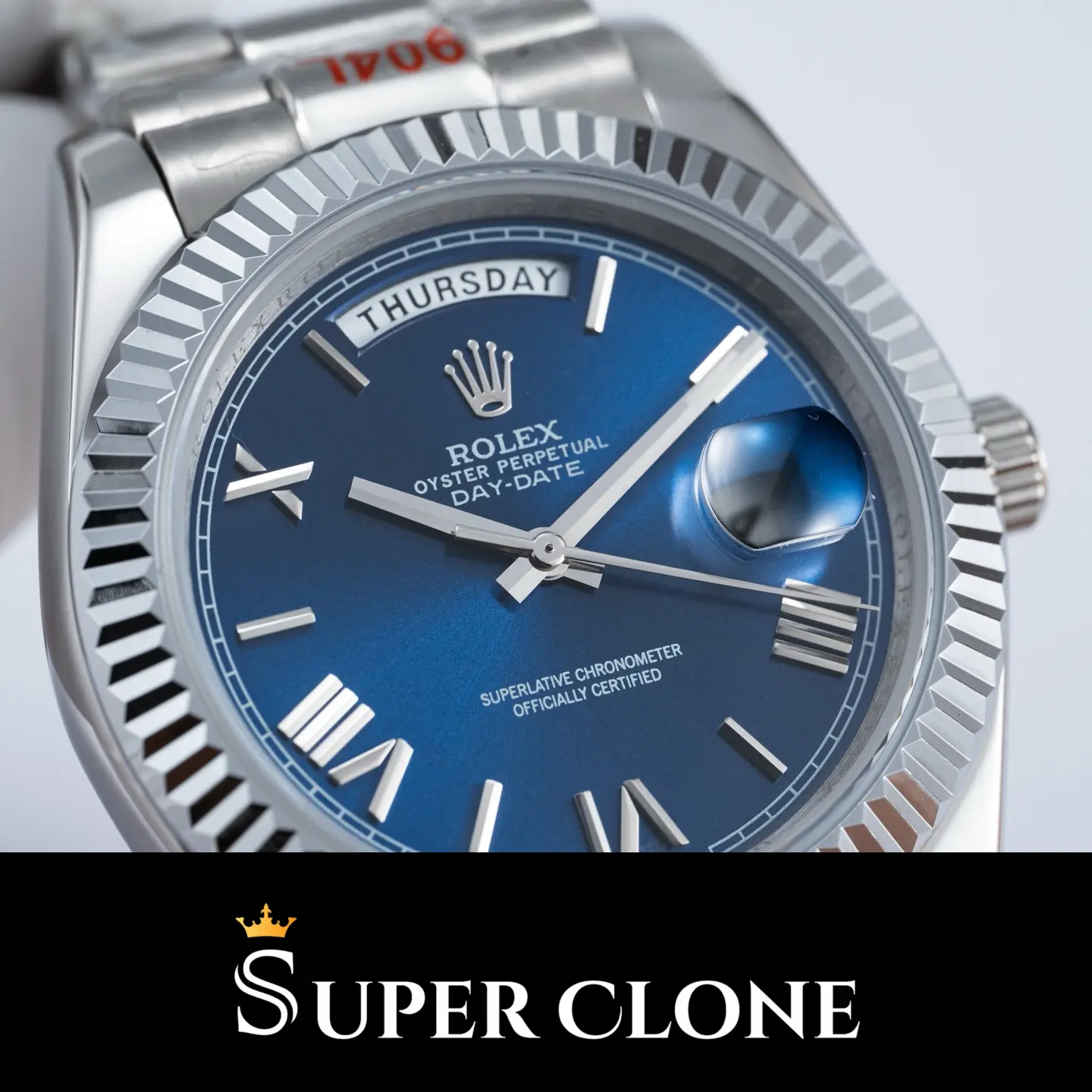 Day-Date 228239 Nachbau, Schrägansicht mit geriffelter Weißgold-Lünette und blauem Zifferblatt
