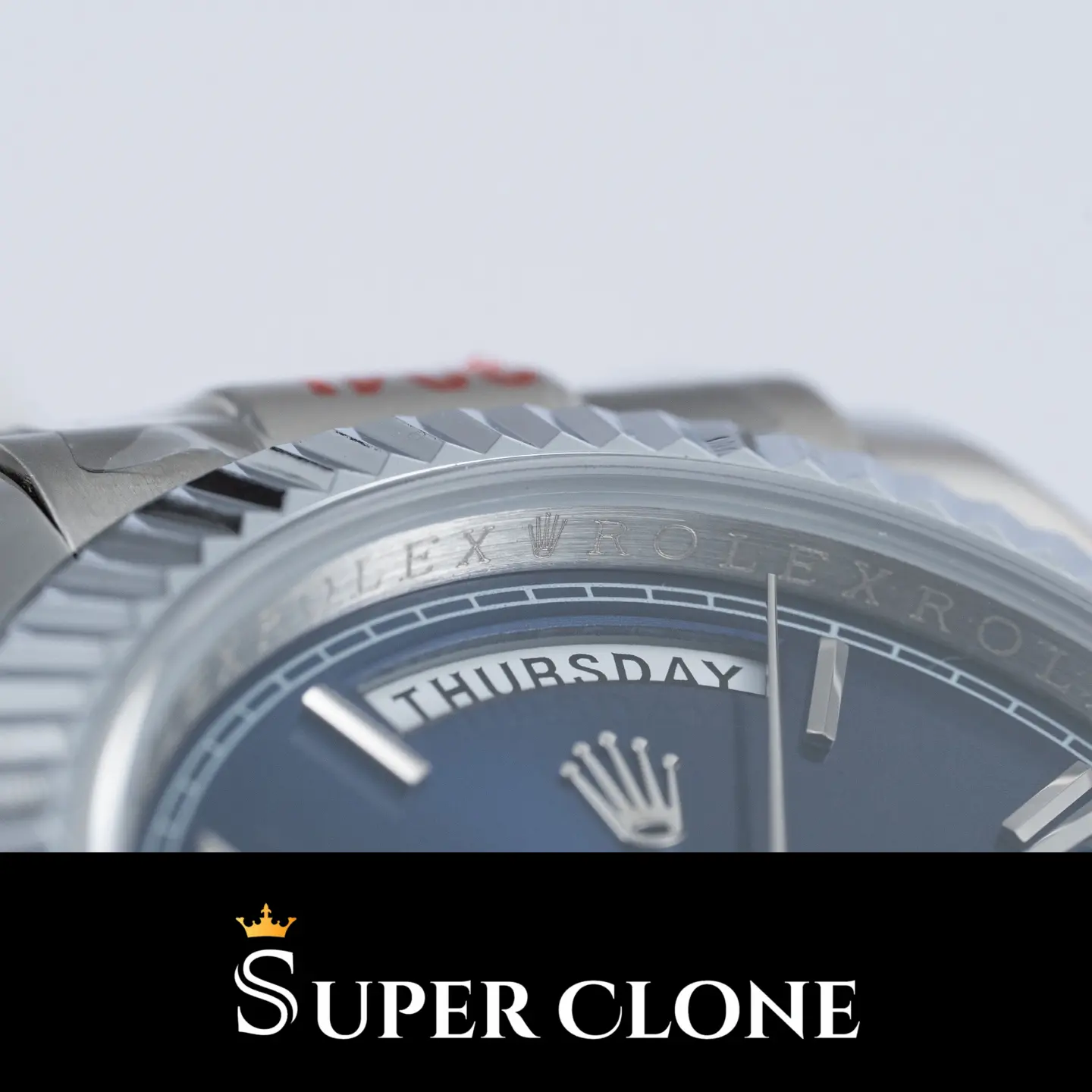 Blaues Sonnenschliff-Zifferblatt der Rolex Day-Date 228239 mit Stab-Indizes