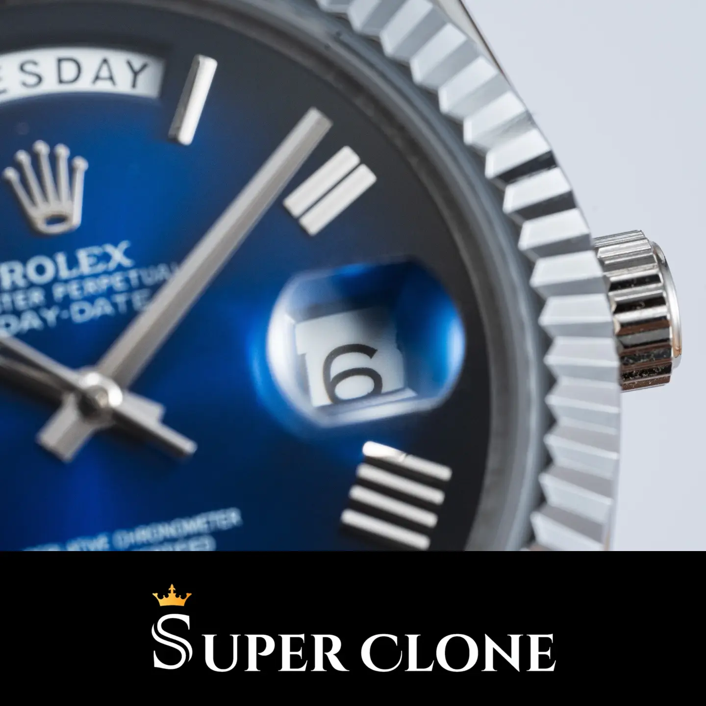 Datumsfenster mit Cyclopslupe auf der Day-Date 228239 Replica im Detail