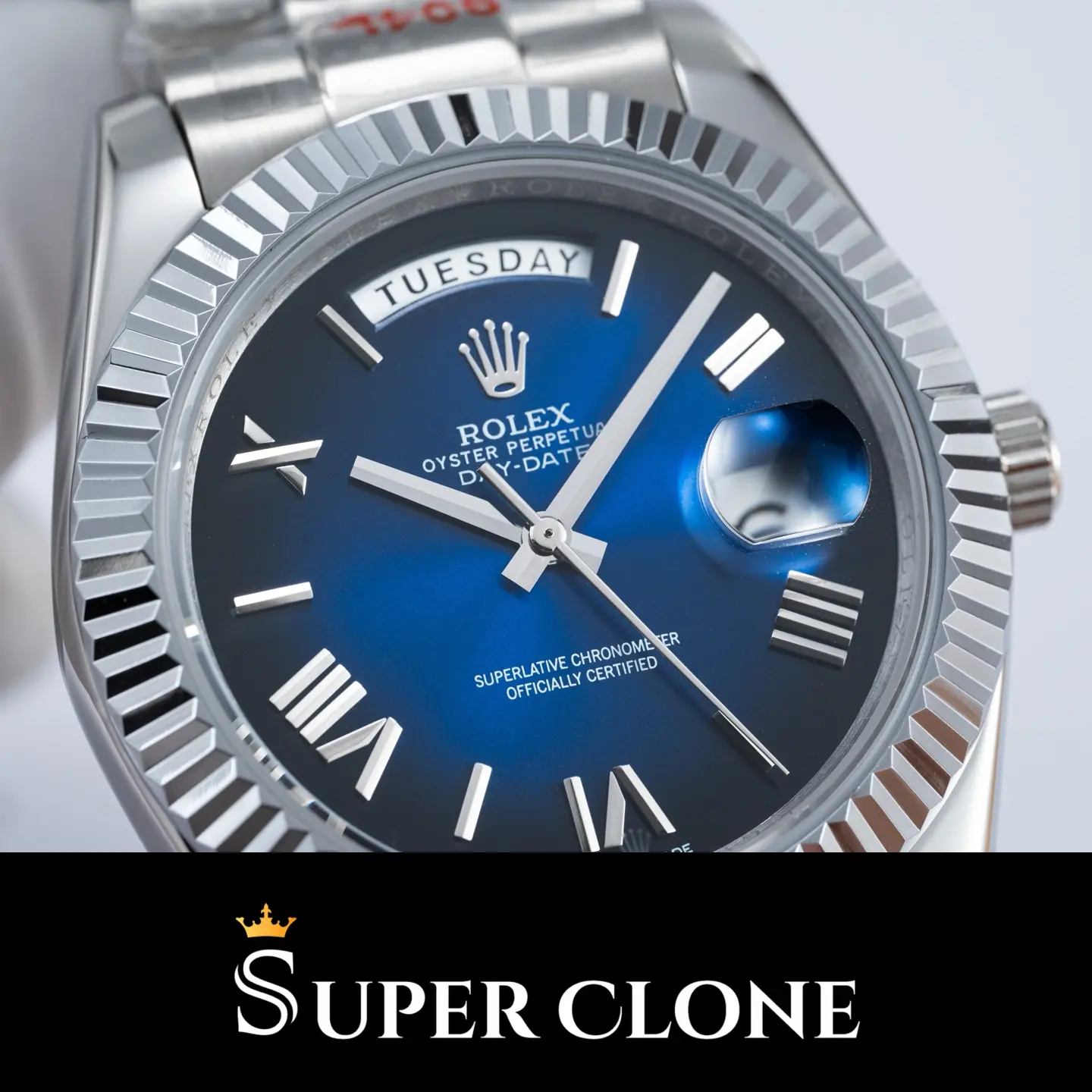Day-Date 228239 mit geriffelter Lünette und blauem Ombre-Zifferblatt, Schrägansicht