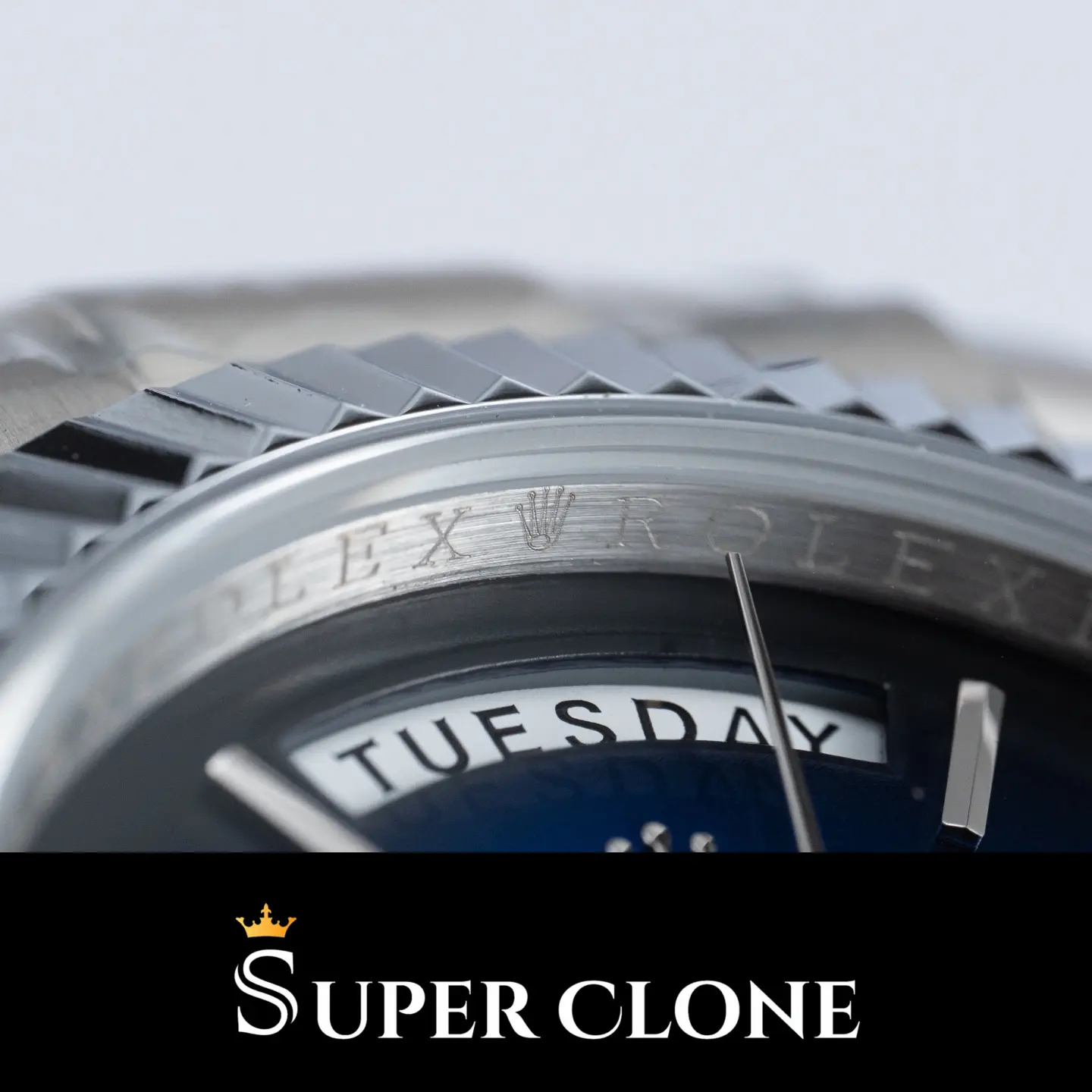 Römische Indizes und Rolex-Krone auf dem blauen Zifferblatt der 228239