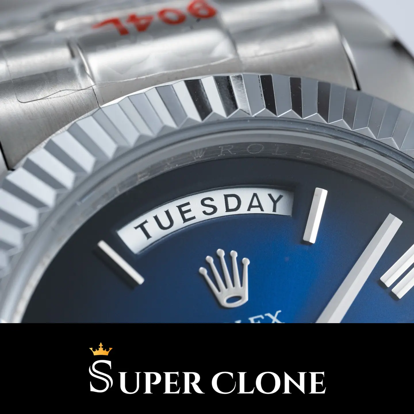 Profilansicht der Day-Date 228239 Replica mit President-Armband in Weißgold-Optik
