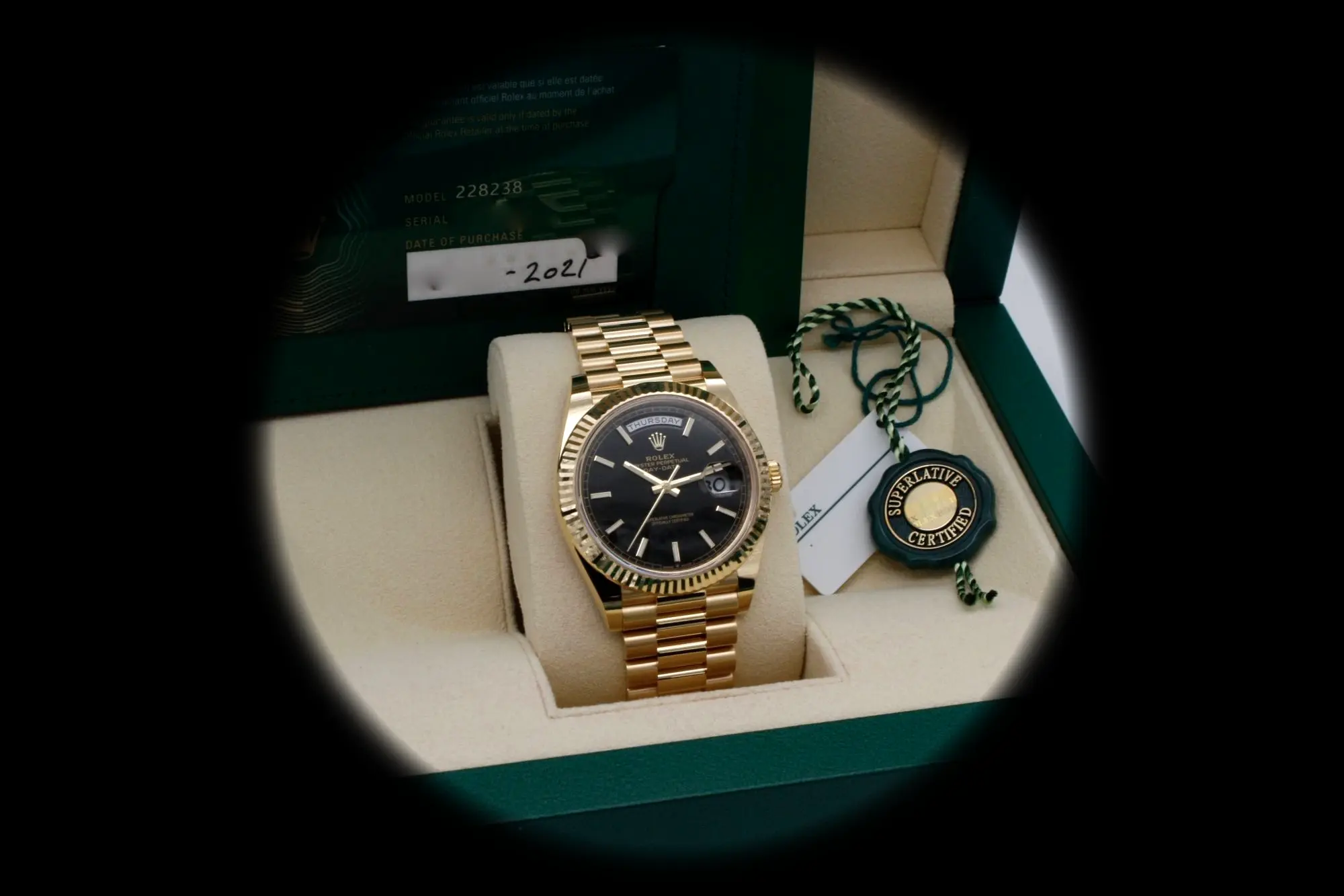 Rolex Day-Date 228238 Schweizer Replica Zifferblatt in schwarz — Schrägansicht