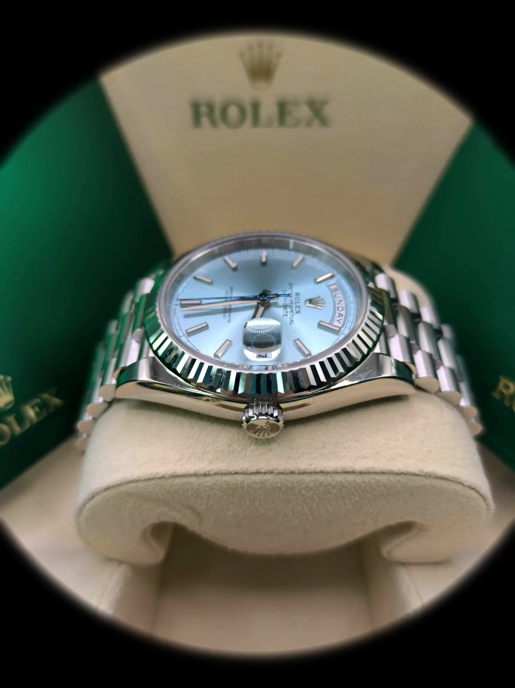 Rolex Day-Date 228236 Schweizer Replica Zifferblatt in eisblau — Gehäusebodendetail