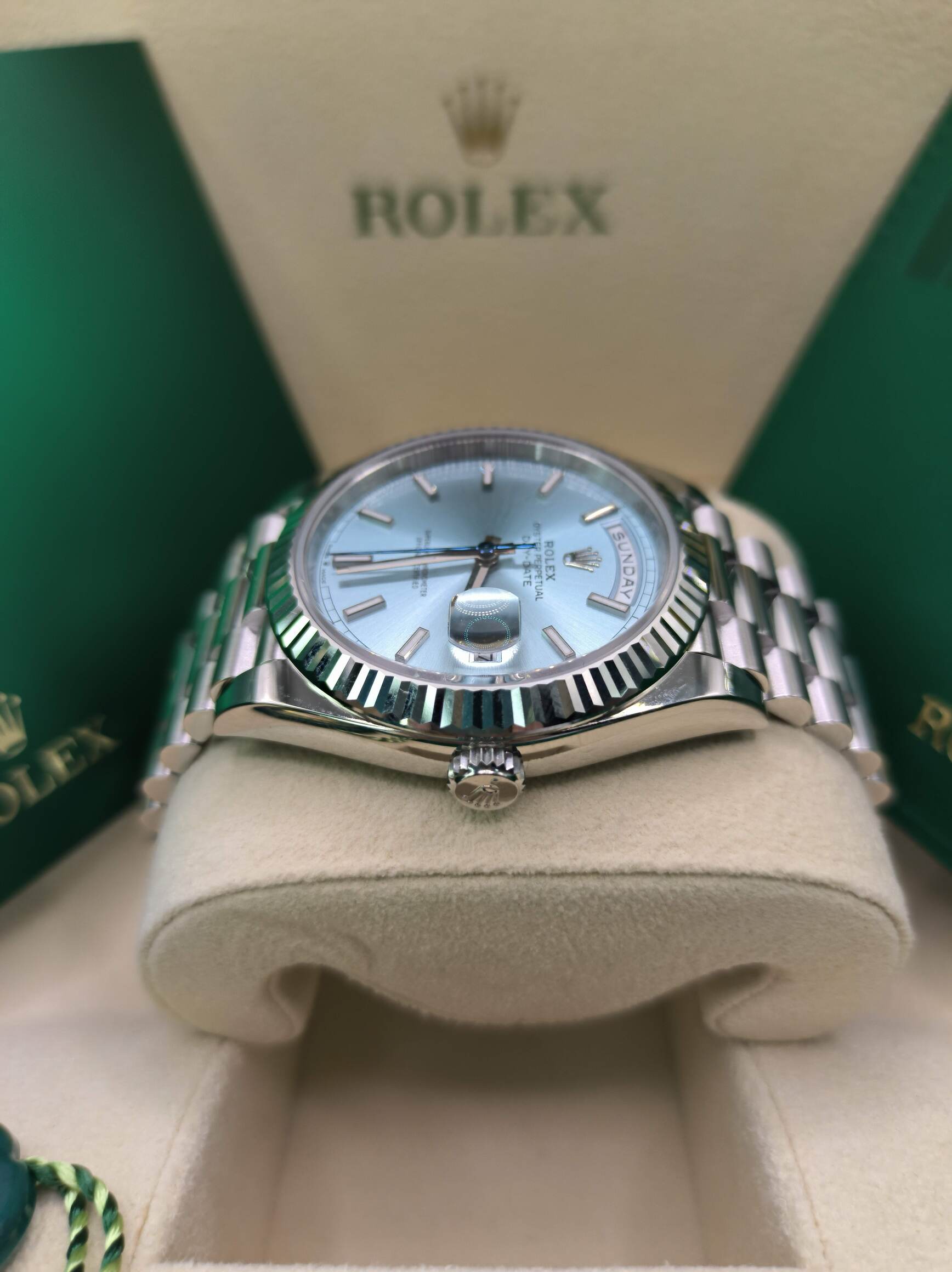 Rolex Day-Date 228236 Super Clone Replica Zifferblatt in eisblau — Gehäusebodendetail
