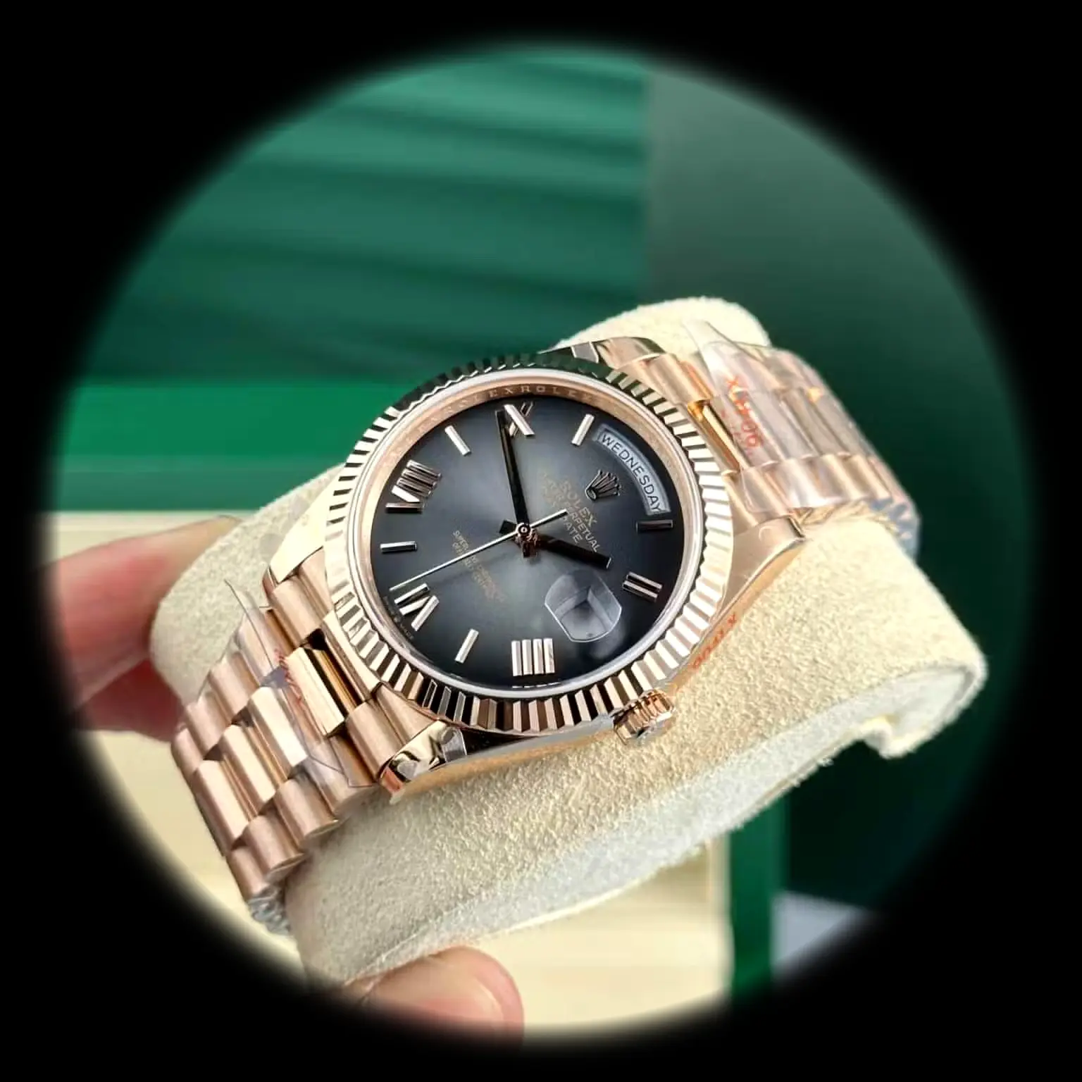 Rolex Day-Date 228235 Schweizer Replica 40mm — Handgelenksaufnahme