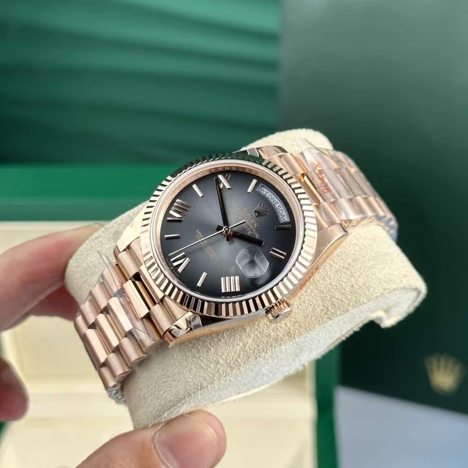 Rolex Day-Date 228235 Super Clone Replica 40mm — Handgelenksaufnahme