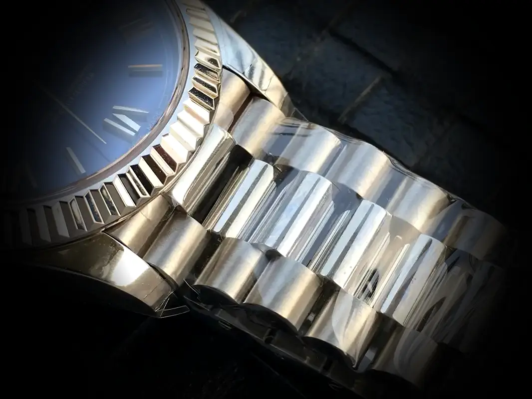 Day-Date 41985 Schweizer Klon Zifferblatt in blau — Gehäusebodendetail