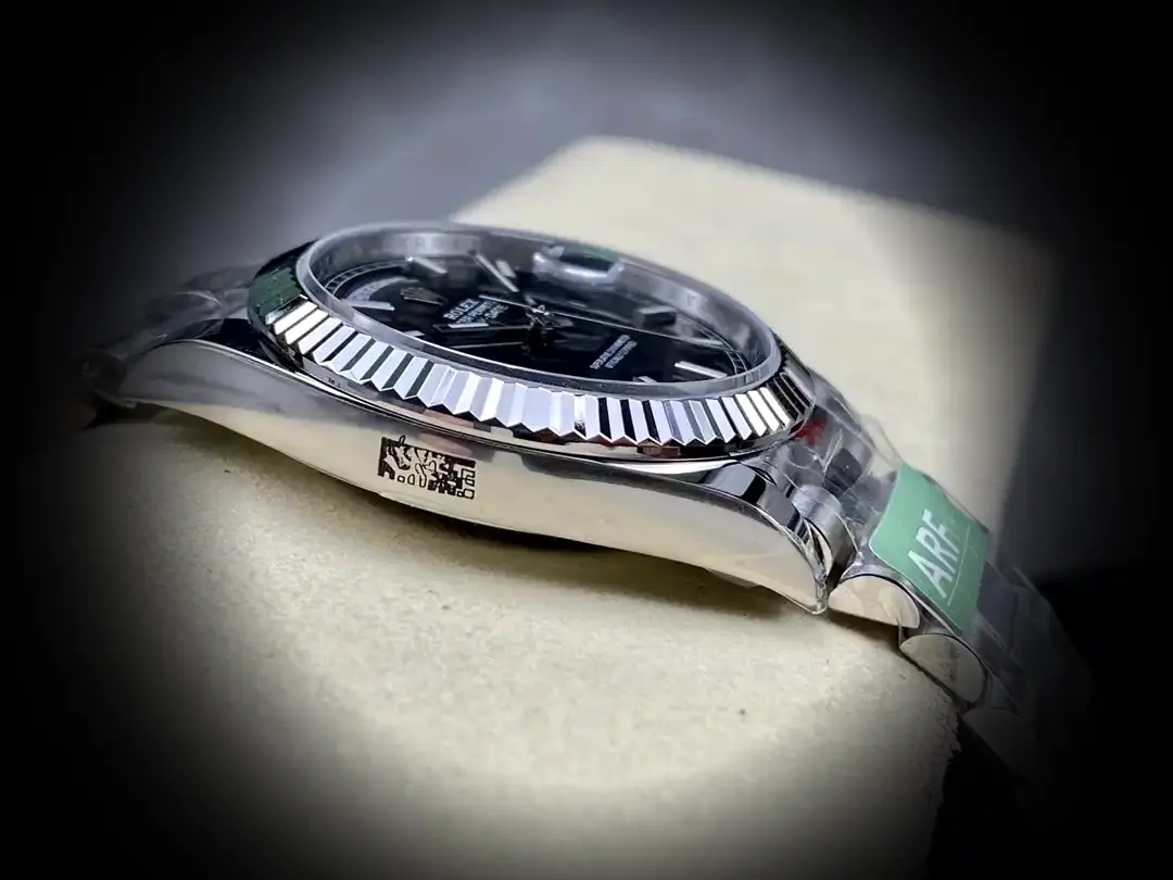 Rolex Day-Date 41985 Superclone 36mm — Handgelenksaufnahme