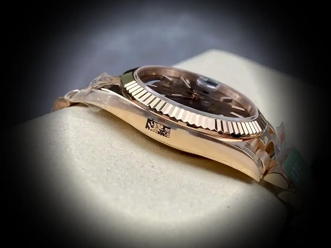 Rolex Day-Date 41985 Superclone 36mm — Handgelenksaufnahme