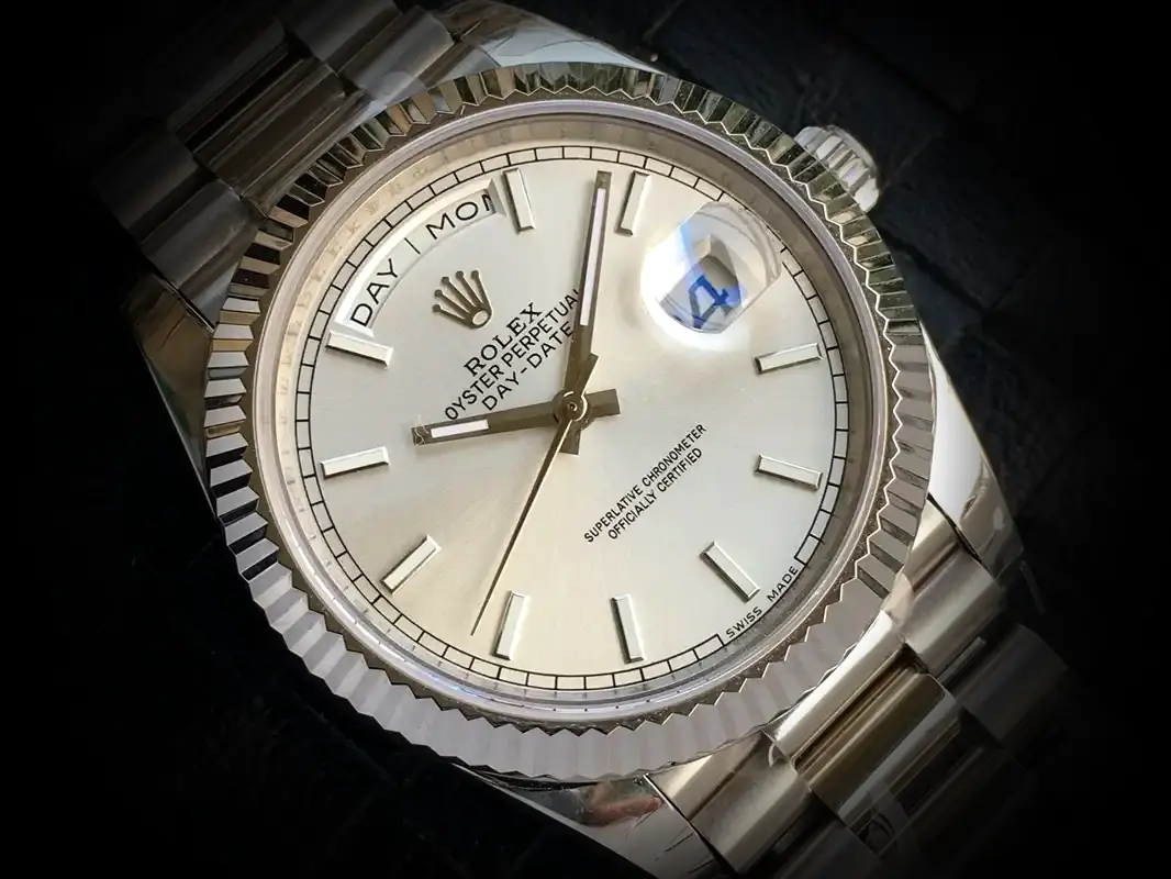 Rolex Day-Date 41985 Schweizer Klon Zifferblatt in silber — Gehäusebodendetail