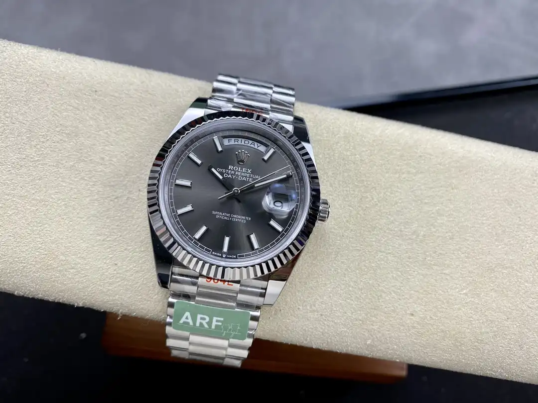 Rolex Day-Date 41985 Super Clone Replica 36mm — Handgelenksaufnahme