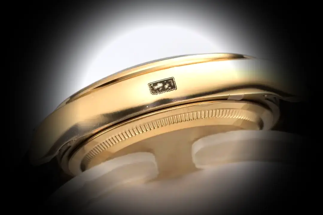 Daytona 126518LN Schweizer Replica Zifferblatt in golden und tiefenschwarz — Gehäusebodendetail