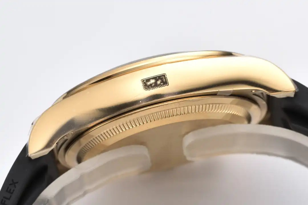 Daytona 126518LN Super Clone Replica Zifferblatt in golden und tiefenschwarz — Gehäusebodendetail