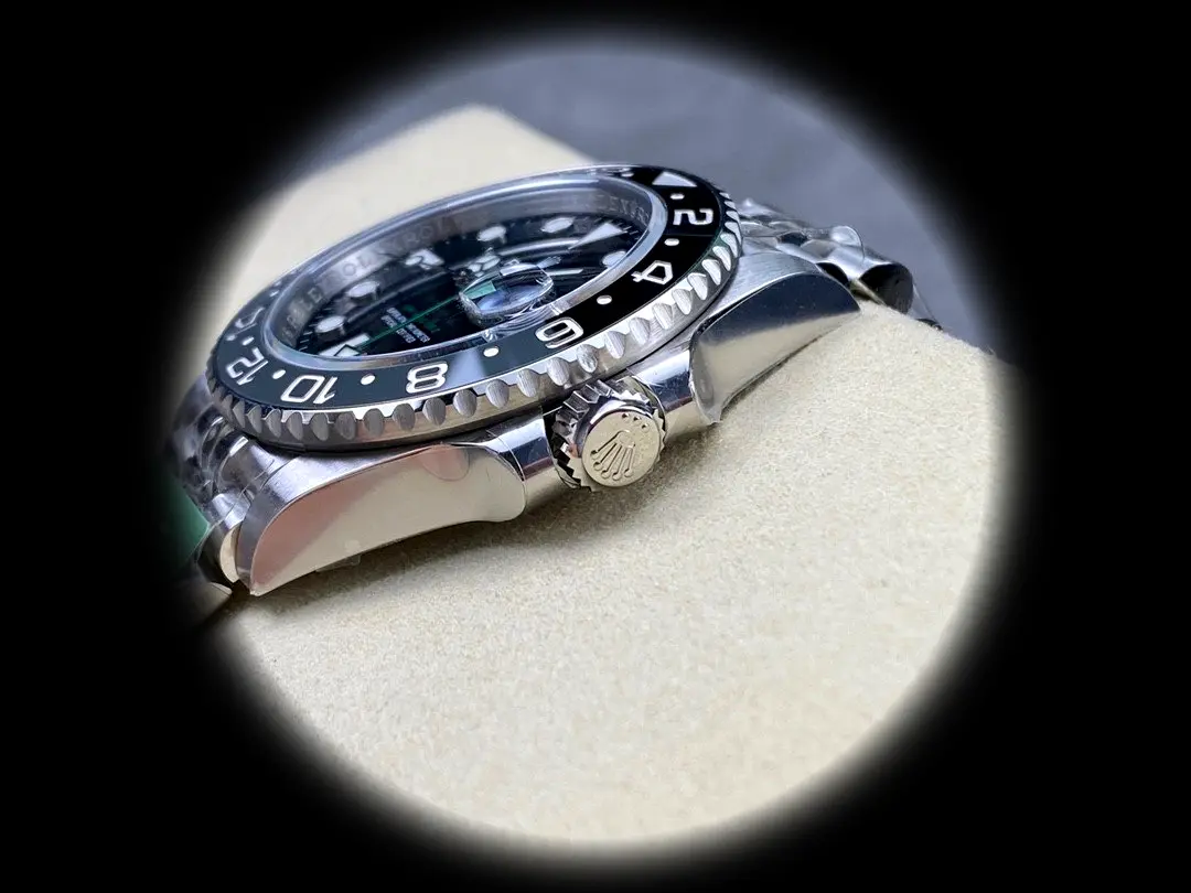 Rolex GMT-Master 126710GRNR Superclone 40mm — Handgelenksaufnahme