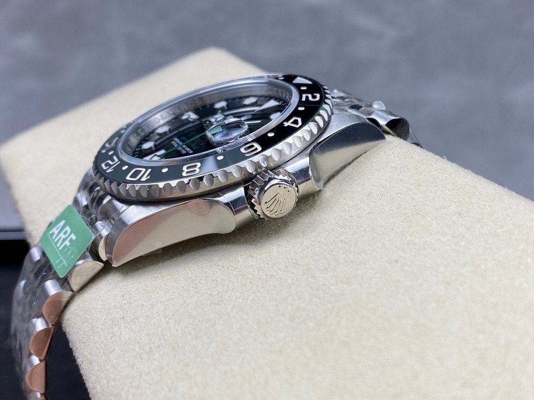 Rolex GMT-Master 126710GRNR Klon 40mm — Handgelenksaufnahme