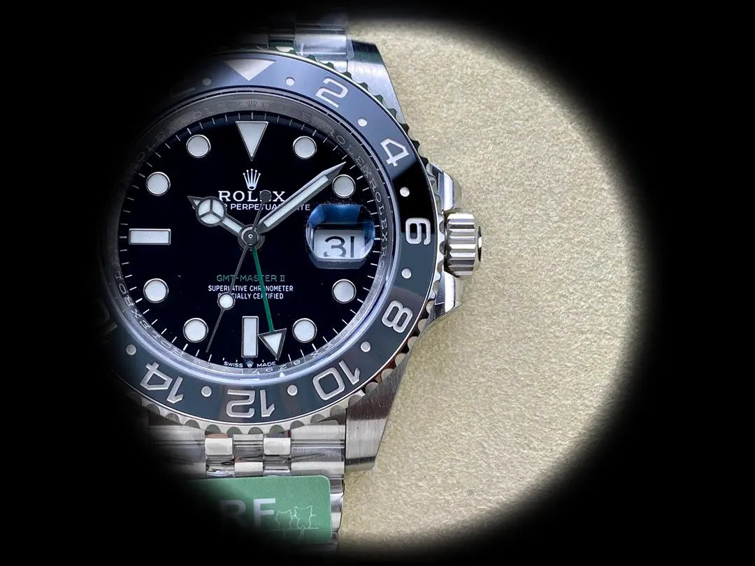 GMT-Master 126710GRNR Schweizer Replica 40mm — Krone und Gehäuse Detail