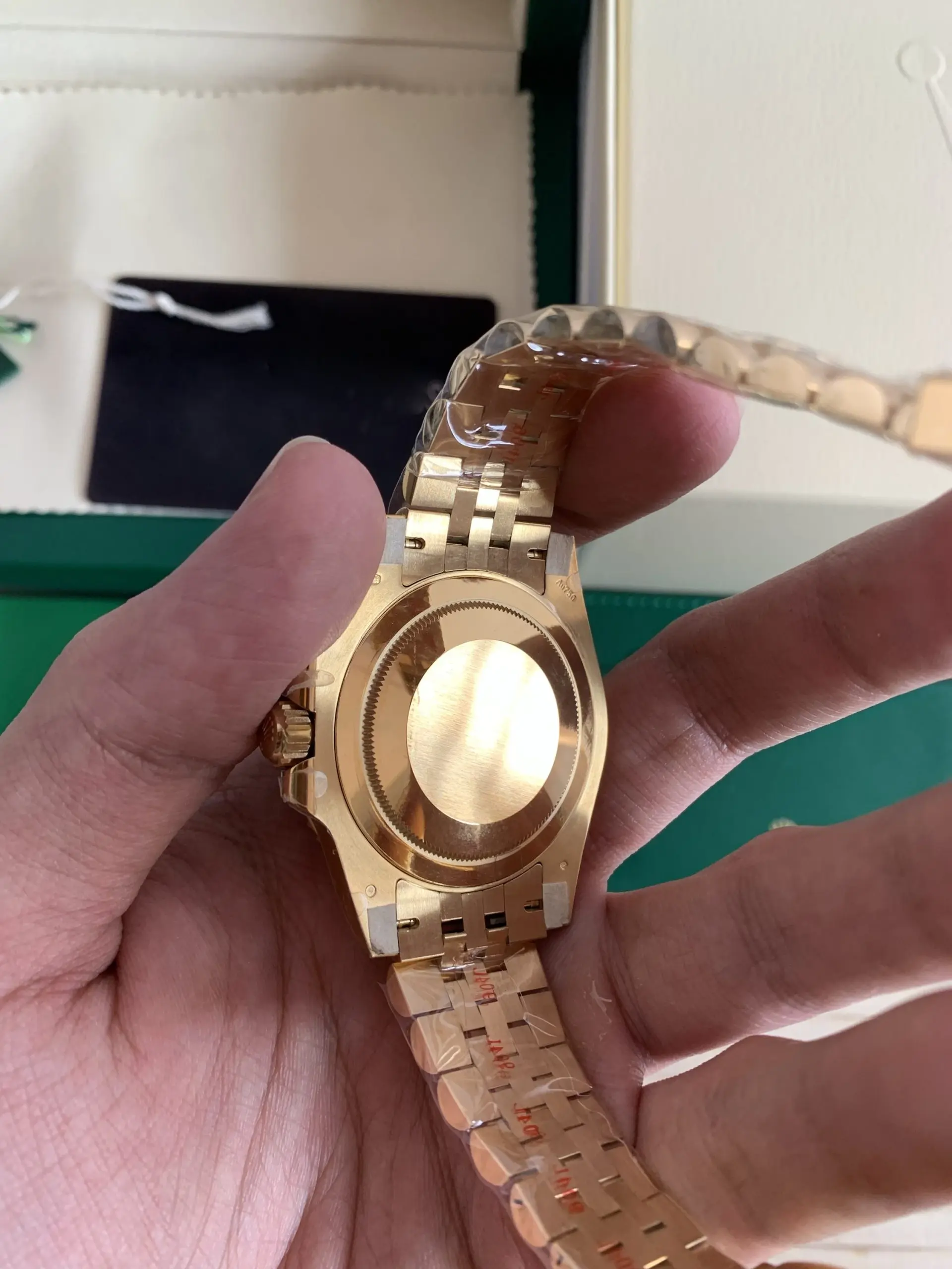 Rolex GMT-Master 126718GRNR Klon 40mm — Handgelenksaufnahme