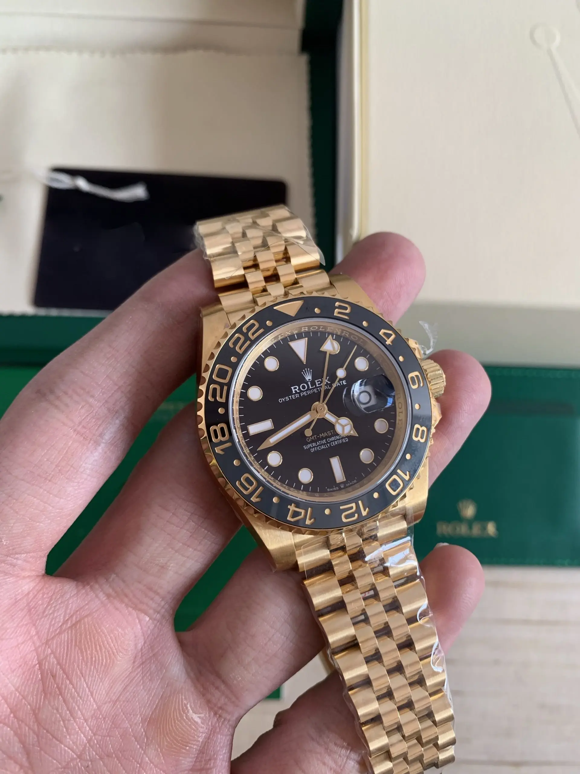 Rolex GMT-Master 126718GRNR Nachbau Zifferblatt in schwarz — Lünette-Makro