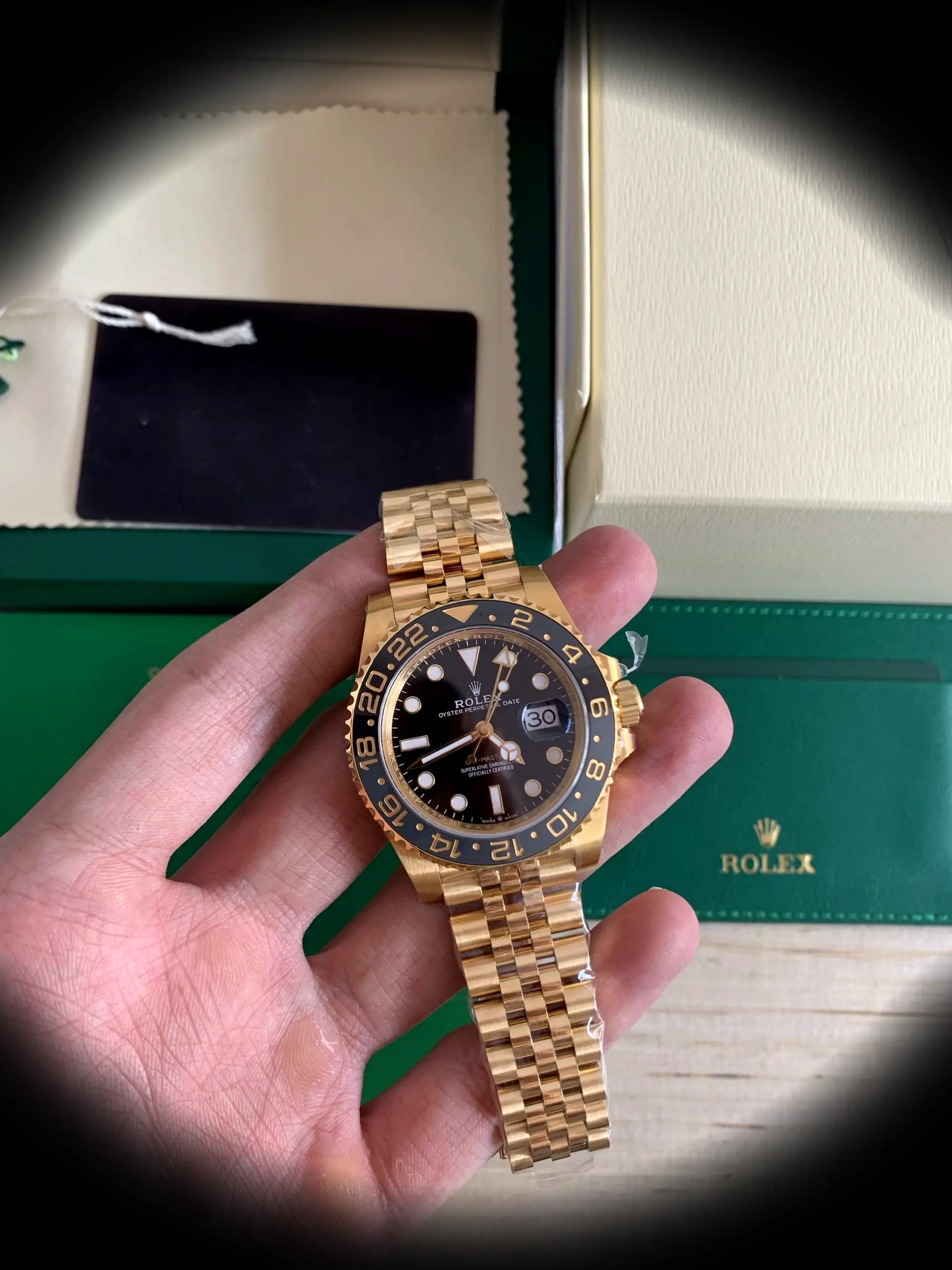 GMT-Master 126718GRNR Schweizer Replica 40mm — Krone und Gehäuse Detail