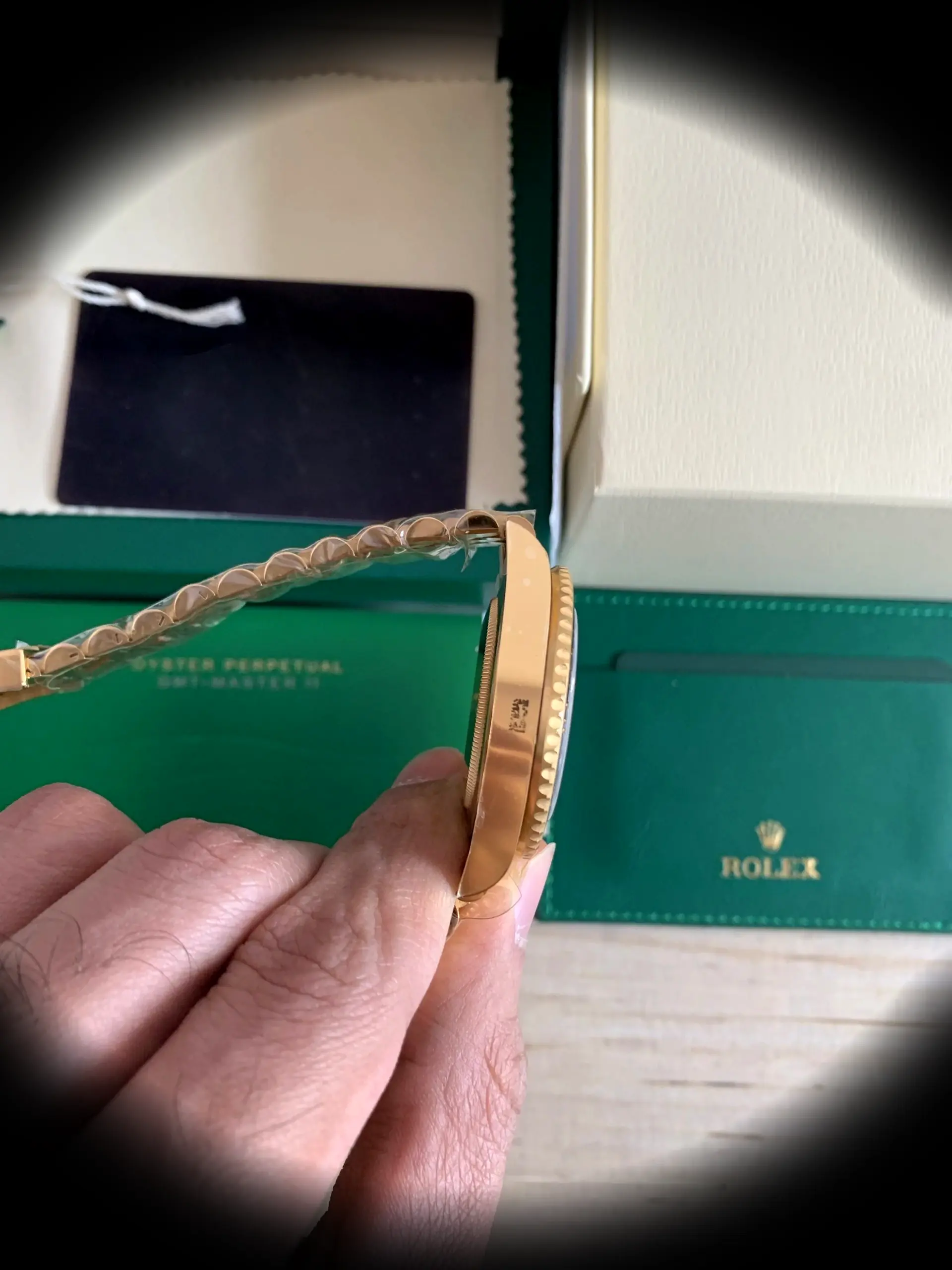 Rolex GMT-Master 126718GRNR Super Clone — Leuchtmasse-Aufnahme