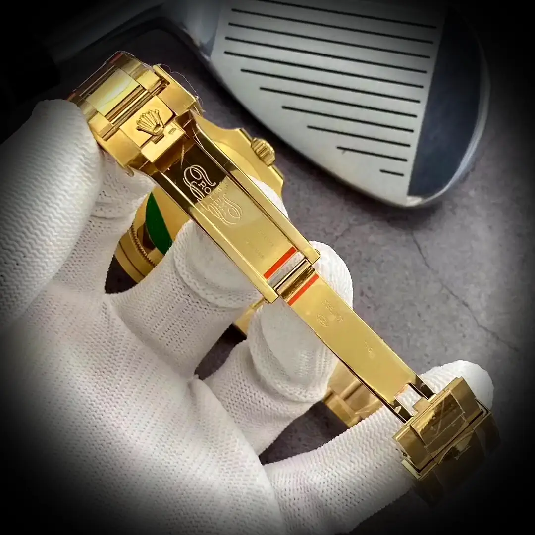 Rolex GMT-Master 126710BLRO-0001 Schweizer Klon — Leuchtmasse-Aufnahme