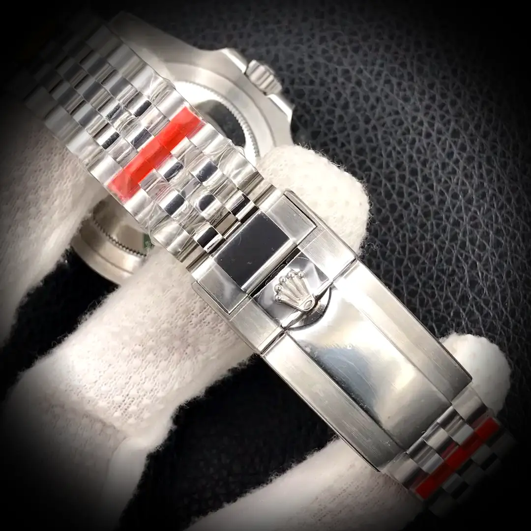 Rolex GMT-Master 126710 Super Clone 40mm — Krone und Gehäuse Detail