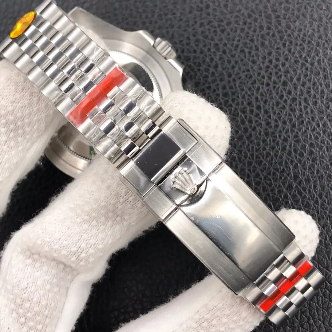 Rolex GMT-Master 126710 Replica 40mm — Krone und Gehäuse Detail