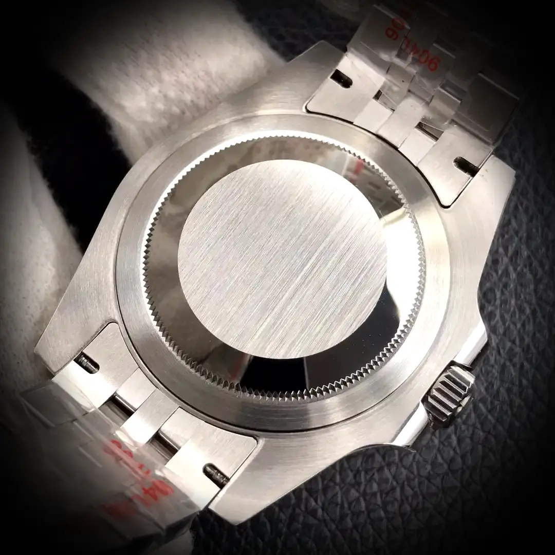 Rolex GMT-Master 126710 Schweizer Klon Zifferblatt in schwarz — Schrägansicht