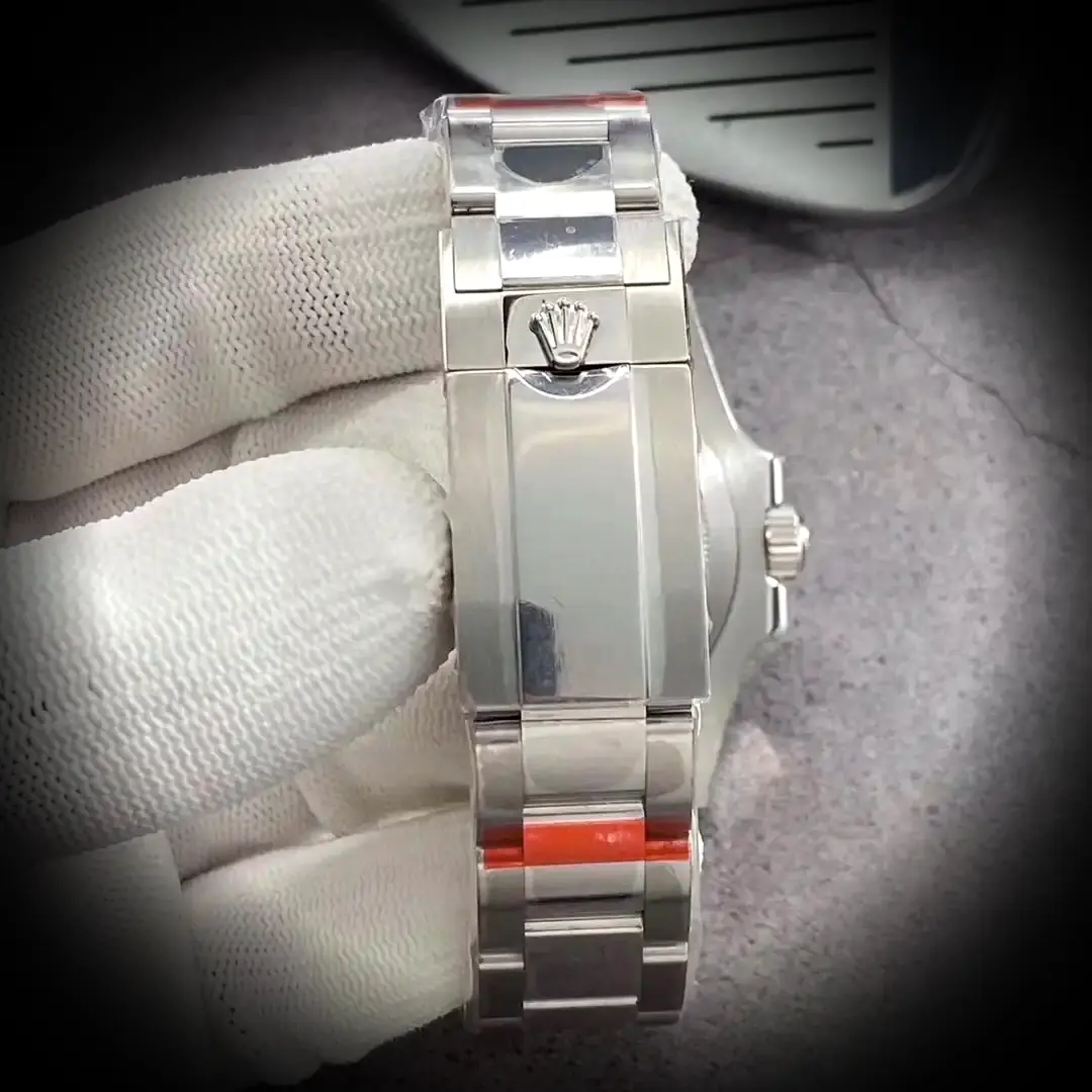 GMT-Master 126710BLRO Schweizer Replica 40mm — Krone und Gehäuse Detail