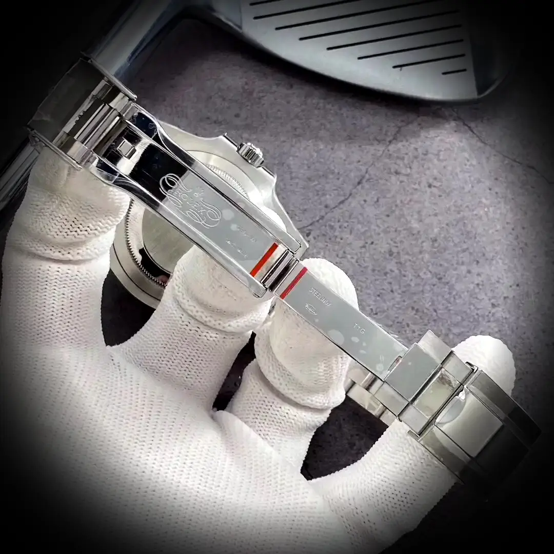 Rolex GMT-Master 126710BLRO Super Clone — Leuchtmasse-Aufnahme