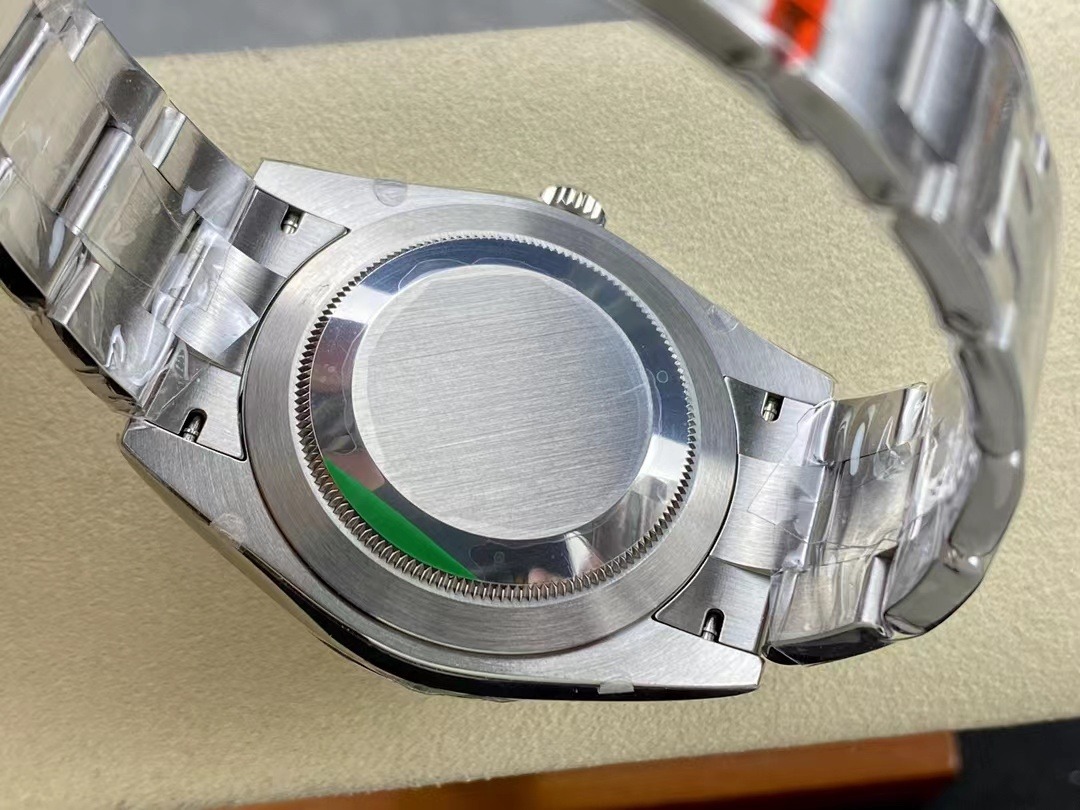 Oyster Perpetual 124300 Nachbau 41mm — Krone und Gehäuse Detail