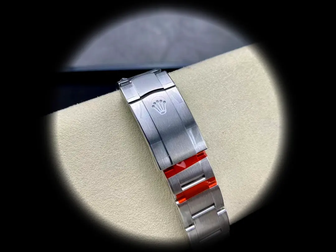 Rolex Oyster Perpetual 124300 Schweizer Replica — Leuchtmasse-Aufnahme