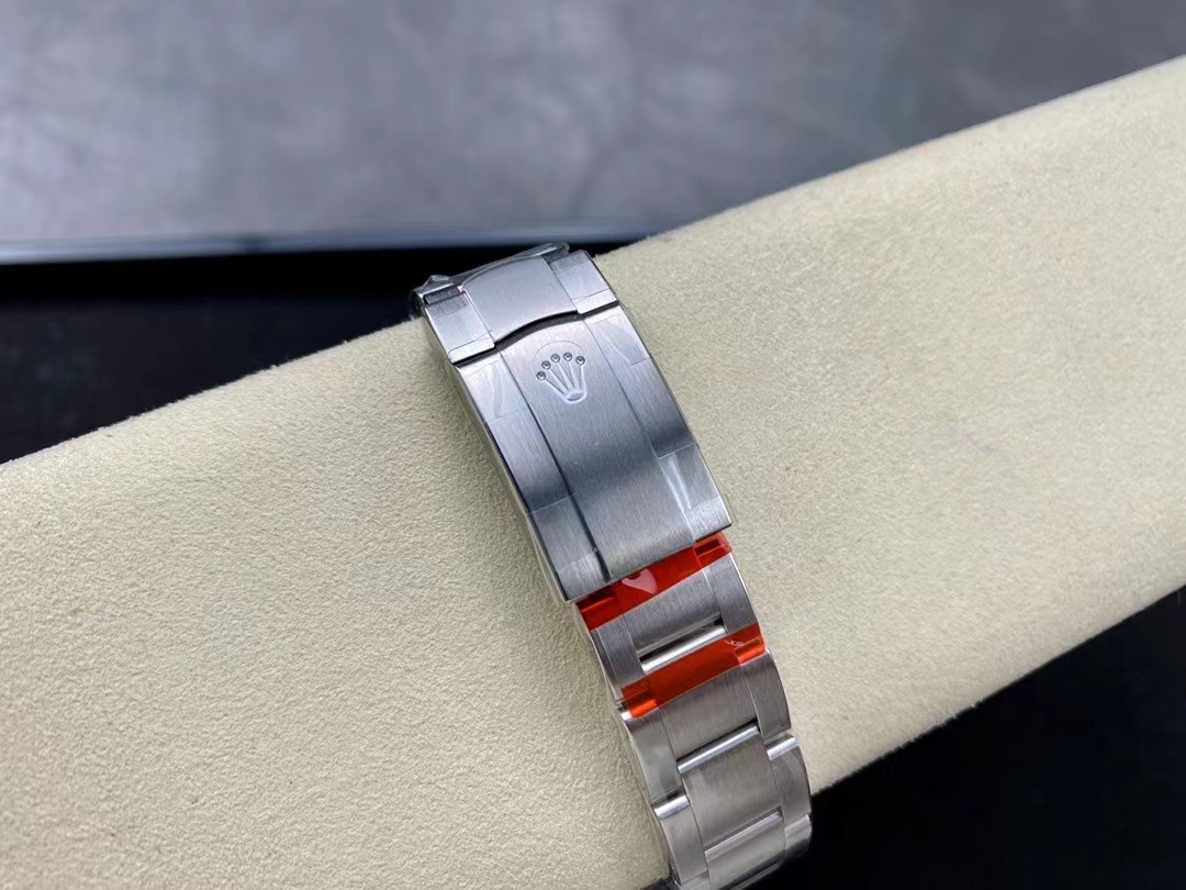 Rolex Oyster Perpetual 124300 Super Clone Replica — Leuchtmasse-Aufnahme