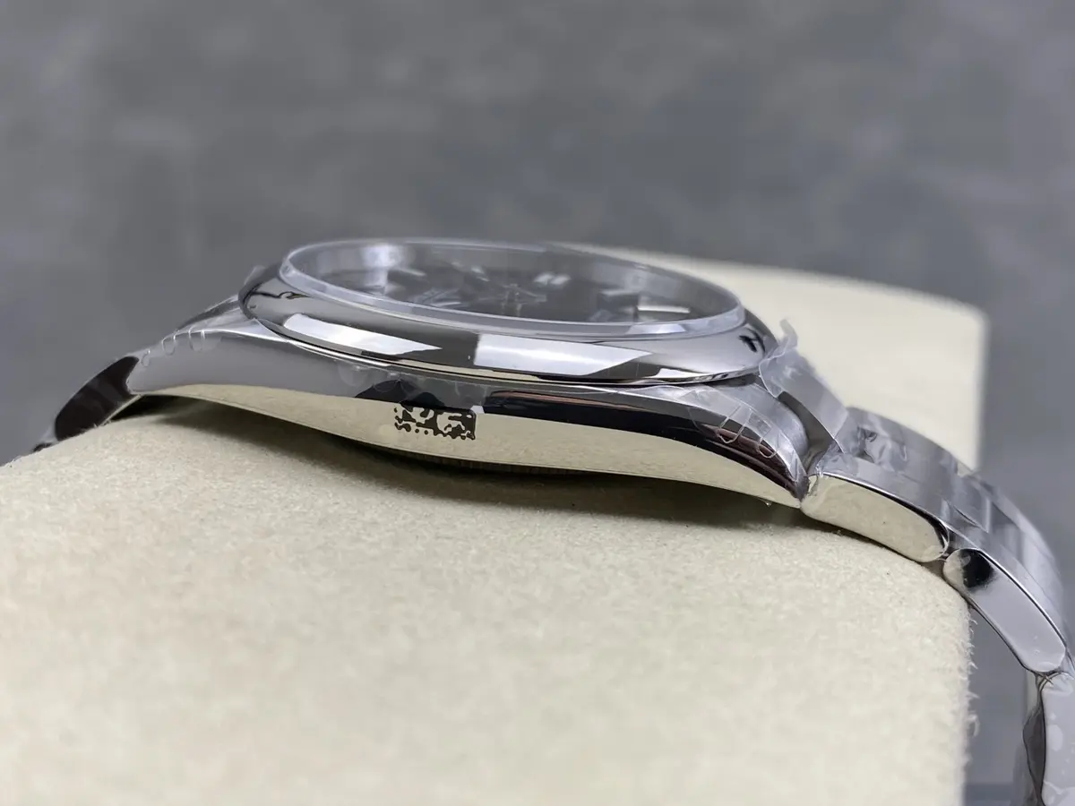 Rolex Oyster Perpetual 124300 Schwarz, seitliche Gehäuseansicht