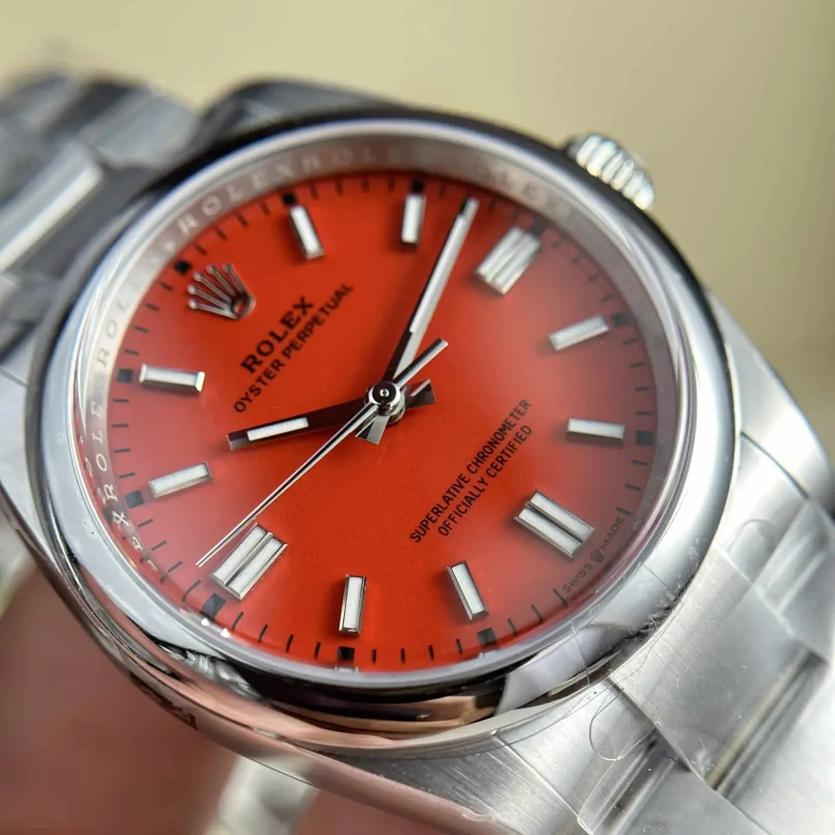 Rolex Oyster Perpetual 124300 Korallrot, Zifferblatt in Nahaufnahme