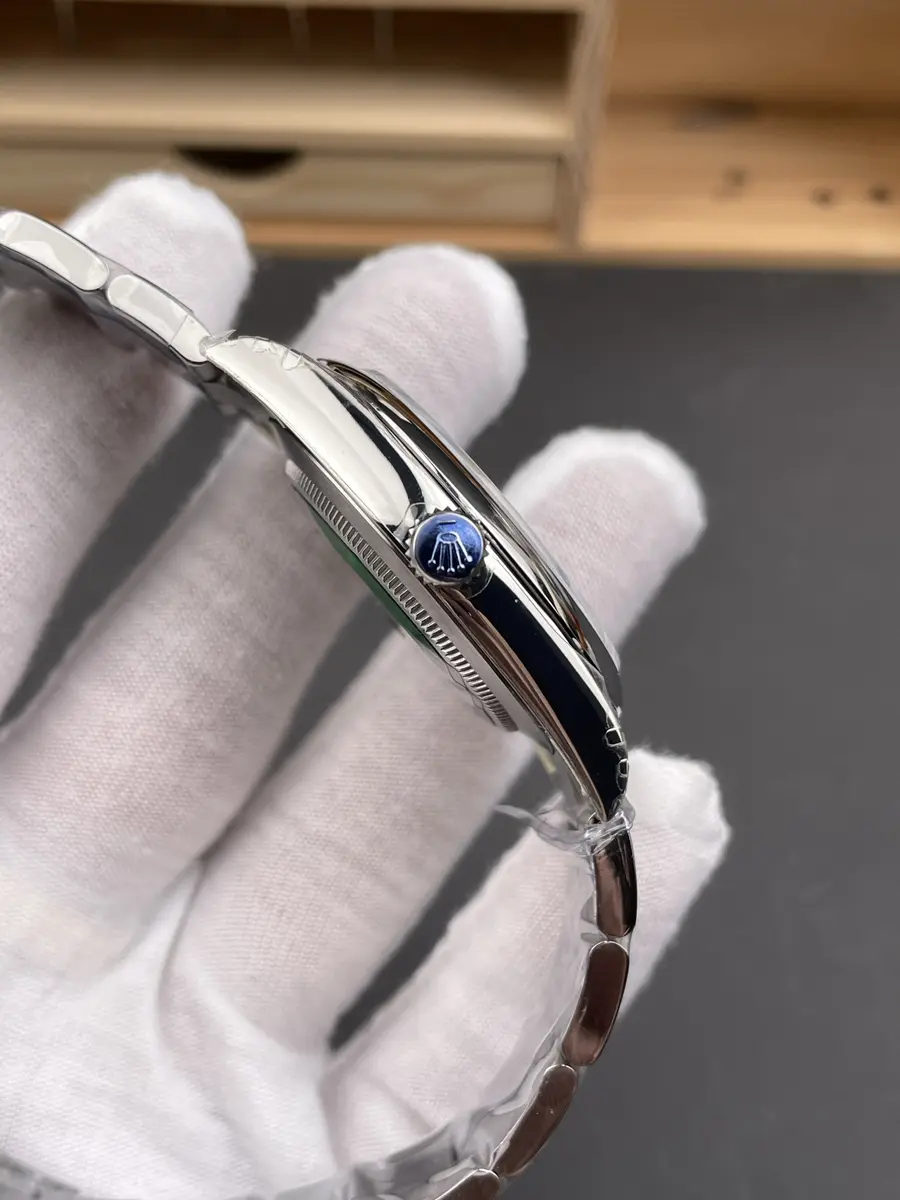 Rolex Oyster Perpetual 124300 Grün, seitliche Gehäuseansicht