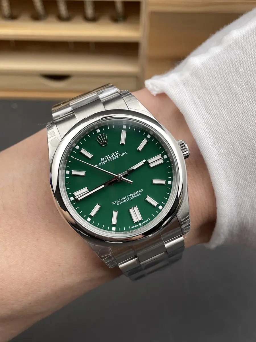 Rolex Oyster Perpetual 124300 Grün, am Handgelenk getragen